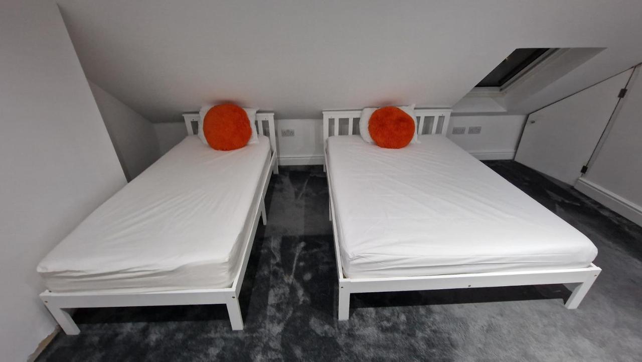 Comfort Sleep - Rooms With Shared Facilities Віндзор Екстер'єр фото