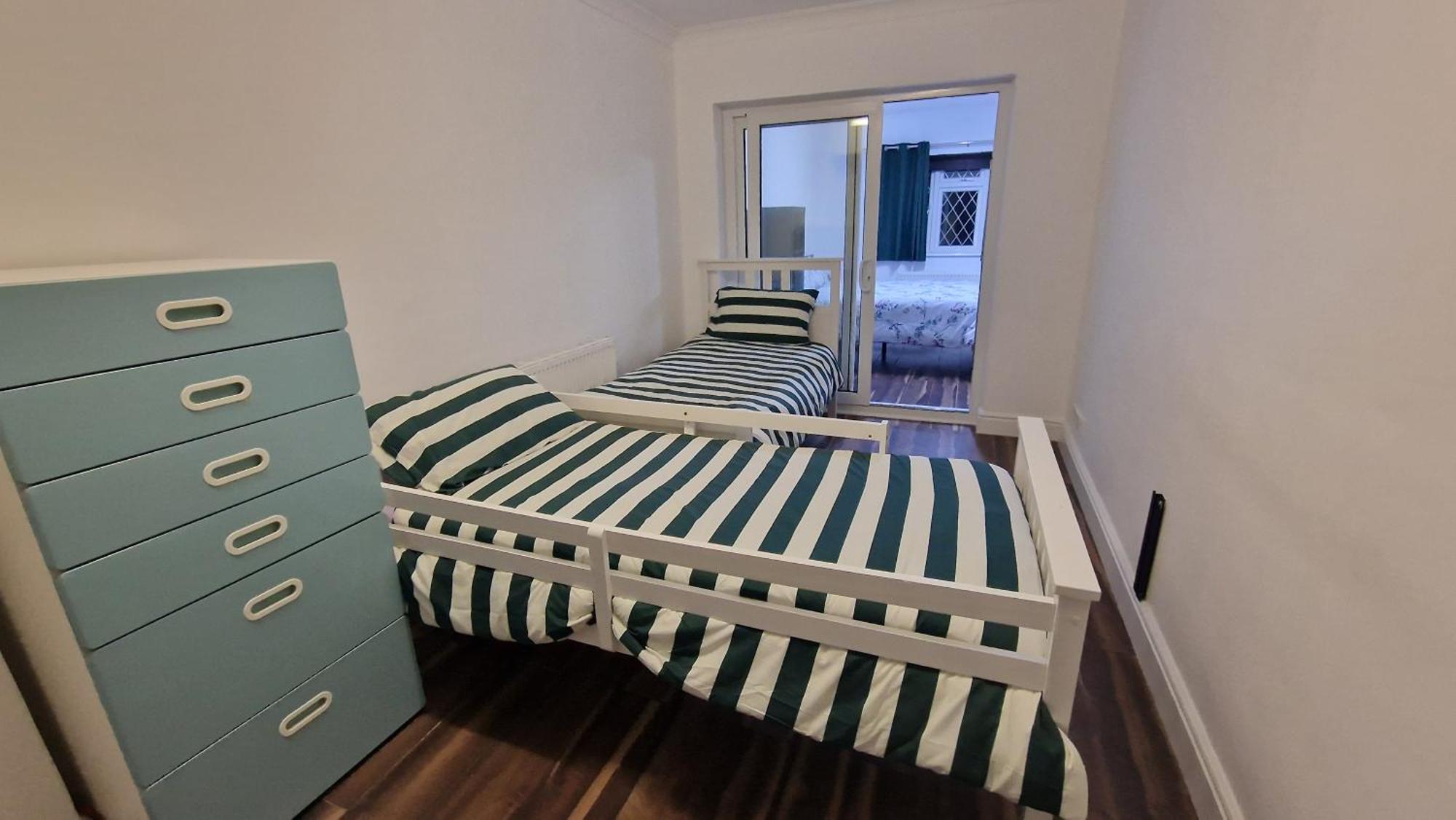 Comfort Sleep - Rooms With Shared Facilities Віндзор Екстер'єр фото